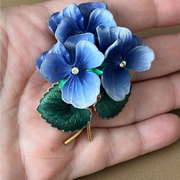 Vintage Western Germany Violet flowers brooch with rhinestone centers - Picture 2 of 4